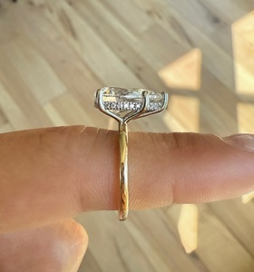 Anillo de Diamante Cultivado en Laboratorio con Corte Pera de 4 Quilates, Anillo de Compromiso con Halo Oculto de Oro de 14k, Certificado IGI - Product Image 2