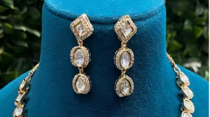 Ensemble collier et boucles d'oreilles en laiton classique et élégant avec un design époustouflant pour les mariages, les fêtes et les fiançailles - Bijoux pour femmes de qualité supérieure - Product Image 2