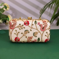 Pochette de mariée élégante rose paon texturée effet croco brodée, pochette rigide texturée pour fêtes et mariages, sac à main pour femme