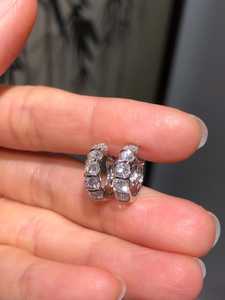 Magnifiques boucles d'oreilles Huggie en moissanite à coupe ronde, en argent sterling 925, bijoux fins pour femmes, cadeau pour mariage et fiançailles - Product Image 4
