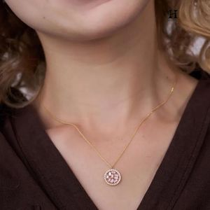 Pendentif élégant au design circulaire avec diamants baguette, bijoux fins avec diamants certifiés IGI/GIA, service OEM/ODM personnalisé - Product Image 3