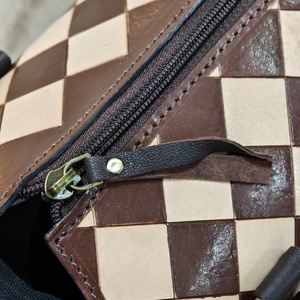 Bolso de Mano de Cuero de Lujo con Bordado Floral a Cuadros, Diseño Duradero, Marrón Beige, con Asa Estampada - Product Image 3