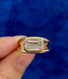 Anillo de compromiso horizontal con diamante de laboratorio de 3 quilates con corte esmeralda, engaste de bisel, oro amarillo de 14K, doble banda de boda, estilo nupcial moderno - Product Image 1
