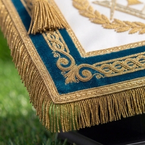 Badge maçonnique en cuir brodé d'or avec franges, panneau bleu marine et sangle de cou réglable - Product Image 6