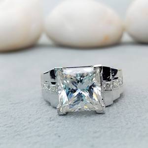 Bague de fiançailles pour femme D'VINS JEWELS en or massif 14 carats avec diamant de laboratoire VVS taille princesse de 2 carats, sertie à griffes et certifiée IGI - Product Image 1