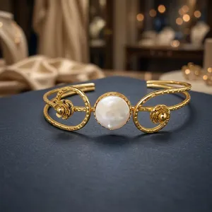 Brazalete Ovalado Martillado con Perlas de Agua Dulce y Bisel de Flor en Latón Chapado en Oro, Joyería de Moda, Regalo - Product Image 4