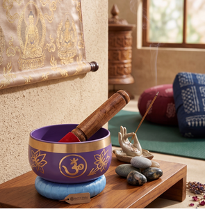 Ensemble de bols chantants exotiques indiens en métal violet, faits à la main, avec marteau en bois, pour la méditation et la guérison spirituelle - Product Image 1