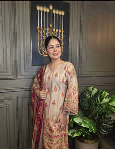 ชุดสูทพิมพ์ลายดิจิทัลสุดหรู 3 ชิ้น ผลิตด้วยงานฝีมือกระจกแท้ พิมพ์ลายดิจิทัลบนผ้าเครป พร้อมงานฝีมือกระจกแท้ - Product Image 2