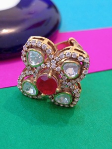 Anillo de cóctel Amaira Jewels SM-130 vintage chapado en oro con diseño floral y cruz, centro de doblet rojo, joyería de moda para mujer, ideal para bodas. - Product Image 6