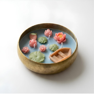 Jardín Acuático Botánico Artesanal – Escena de Velas con Loto y Nenúfar Esculpidos con Precisión - Product Image 1