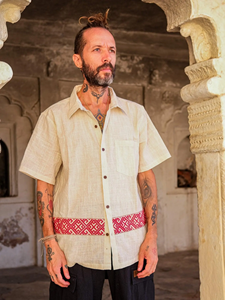 Camisa de Manga Corta de Algodón Khadi Tejida a Mano para Hombre con Borde Tribal Geométrico Rojo Tradicional, Camisa Casual de Verano con Botones - Product Image 1