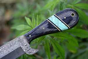 Cuchillo de caza de hoja fija de acero de Damasco hecho a mano, personalizado y de primera calidad, con mango de madera y funda de cuero, punta caída. - Product Image 3