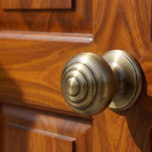 Pomo de Puerta de Latón Macizo de Primera Calidad con Acabado Antiguo |   Manija de Puerta Principal Resistente, Estilo Clásico Vintage, Herrajes de Entrada para el Hogar - Product Image 4