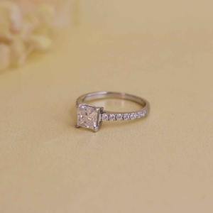 Bague de fiançailles en or massif 14K et 18K avec diamant taille émeraude de fabrication indienne pour femmes, disponible au prix d'usine - Product Image 4