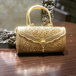 Bolso de mano plateado esmaltado con vibrantes motivos de hojas rosas, detalles a cuadros azules, pájaros con gemas y asa superior de anillo, al por mayor. - Product Image 2