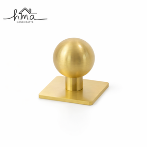 Bouton de meuble moderne en laiton massif en forme de boule avec plaque arrière carrée, finition or brossé, pour tiroirs de cuisine et armoires - Product Image 1