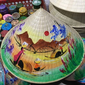 Chapeau conique artisanal en feuille de palmier naturelle avec cadre en bambou pour le travail en extérieur et la présentation en magasin - Product Image 2