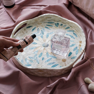 Magnifique plateau rond en nacre bleu sarcelle à motifs floraux avec poignées festonnées, plat de service décoratif pour la vente en gros de produits alimentaires - Product Image 2