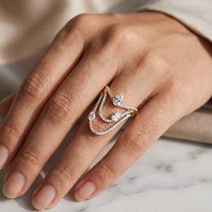 Bague élégante de luxe en moissanite taille poire avec pierres latérales et bande pavée incurvée, plaquée or/argent/or rose, pour mariage et anniversaire - Product Image 4
