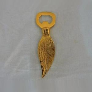 Grande demande Ouvre-bouteille en métal de haute qualité Plaqué or Conception simple en relief Logo de couleur personnalisé Accessoire de mariage d'hôtel de luxe - Product Image 3