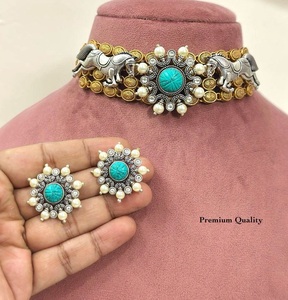 Ensemble collier et boucles d'oreilles pour femme, style classique, en laiton plaqué or, avec pierres étincelantes, pour fiançailles, mariage, anniversaire - Product Image 1