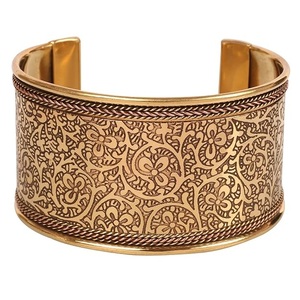 Bracelet manchette ouvert en laiton à motif géométrique en métal gravé, bord en cuivre lisse et garniture en fil perlé - Product Image 6