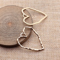 Colgante de Corazón Abierto Texturizado de 39x31mm en Aleación de Zinc Plateado Antiguo para Recuerdo de Ramo de Novia