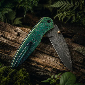 Couteau de poche pliant artisanal en acier Damas de qualité industrielle Pasha Enterprises, lame à pointe tombante, manche gravé vert, garantie 3 ans - Product Image 4