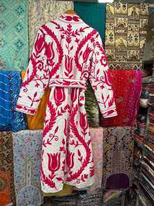Chaqueta Kimono de Algodón Suzani con Bordado Floral a Mano, Estilo Boho, Prenda Exterior India con Cierre de Cordón - Product Image 4