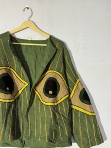 เสื้อแจ็คเก็ตปักลายตาปีศาจสีเขียวทำมือ – เสื้อโค้ทซูซานีแบบเปิดด้านหน้าสไตล์โบโฮ – เสื้อคลุมดีไซน์ศิลปะ - Product Image 6