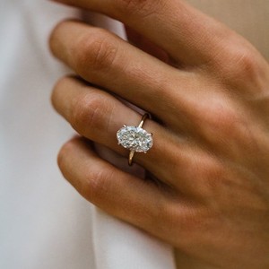 Anillo Solitario de Moissanita Cultivada en Laboratorio con Corte Ovalado, Engaste de Plata Platino, Lujo para Compromiso, Boda, Aniversario, Fiesta, Tercer Anillo para Mujer - Product Image 2