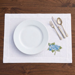 Juego de Manteles Individuales y Servilletas Finas Bordadas a Mano, Lavables y Reutilizables, con Diseño de Hortensias Azules, 100% Algodón, para Hogar y Bodas - Product Image 3