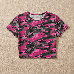 Camiseta corta ajustada de camuflaje rosa para mujer al por mayor, camiseta de moda elástica premium para mujer, camiseta de manga corta ajustada estilo Y2K para streetwear - Product Image 3