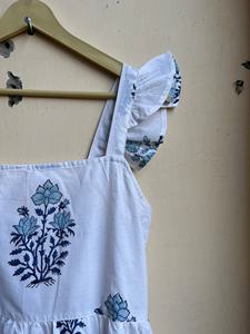 Vestido Maxi Bohemio Azul y Blanco para el Verano, Estampado Floral a Mano, Sin Mangas, de Algodón, con Cuello Cuadrado - Product Image 2