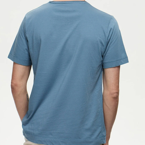 เสื้อยืดคอกลมแขนสั้นทรงปกติสำหรับผู้ชาย สีพื้น ผ้าโพลีเอสเตอร์ 100% ระบายอากาศได้ดี น้ำหนัก 180 กรัม มีโลโก้ด้านหน้า สไตล์ลำลอง - Product Image 6