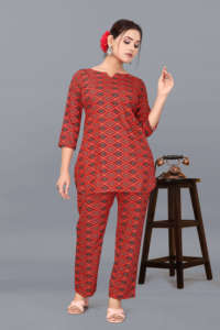 Elegante conjunto coordinado de poliéster y rayón con estampado rojo para mujer, conjunto de dos piezas con cuello redondo, sostenible, informal, holgado, traje de pantalón para dama. - Product Image 3