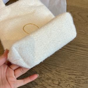 Sacs GWP de la boutique de beauté, sacs à main en peluche pour femmes, sacs fourre-tout mini classiques blancs en édition limitée de Noël - Product Image 4