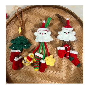 Porte-clés en crochet fait main en cuivre, motif sapin de Noël, Père Noël, bonhomme de neige, peluche, dessin animé, rouge, vert, blanc, décor crocheté - Product Image 1