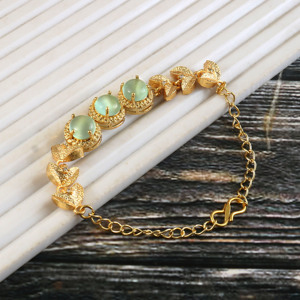 Pulsera de latón chapado en oro con múltiples gemas de cristal, cadena ajustable, elegante y moderna, diseño llamativo para bodas unisex - Product Image 1
