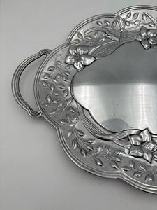 Plateau de service décoratif en métal avec poignées et motif floral, parfait pour une utilisation quotidienne, pour servir à table et pour la décoration de la maison - Product Image 2