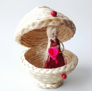 Panier en paille tressé avec poupée en robe rouge, décoration de la Saint-Valentin, pour intérieur, bureau, écologique, pièce unique - Product Image 4