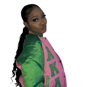 แจ็คเก็ตบอมเบอร์ผ้าซาตินสีชมพูสำหรับผู้หญิง ปักลายตัวอักษรกรีก แขนเสื้อสีเขียว สไตล์วาร์ซิตี้ สตรีทแวร์ - Product Image 6