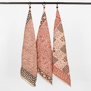 ผ้าพันคอโบฮีเมียนสุดหรู ทำมือ ย้อมสีธรรมชาติ พิมพ์ลายบนผ้าฝ้าย เป็นมิตรต่อสิ่งแวดล้อม ระบายอากาศได้ดี ชุดผ้าพันคอแบบอินเดีย สไตล์บากรู สำหรับพันศีรษะและคอ จำนวนสี่ผืน - Product Image 5
