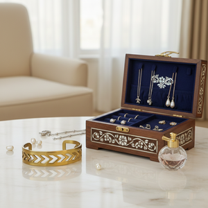 Brazalete de Latón Hecho a Mano - Brazalete Geométrico con Diseño de Chevron - Joyería Minimalista Abierta para Mujer - Product Image 6