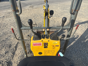 Miniexcavadora Compacta 803 Modelo 2011 para Proyectos de Jardinería, Servicios Públicos y Construcción - Product Image 6