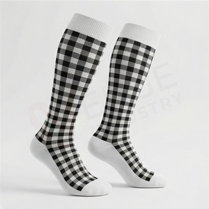 Chaussettes hautes pour hommes, motif à carreaux, tricotées, style classique, design noir et blanc à carreaux - Product Image 3