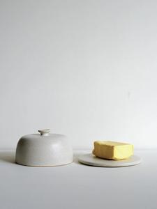 Mantequillera Minimalista con Tapa Abombada, Perilla de Fácil Apertura, Acabado Mate Suave, Plato Compacto, Elegante Almacenamiento de Mantequilla para Cocina - Product Image 2