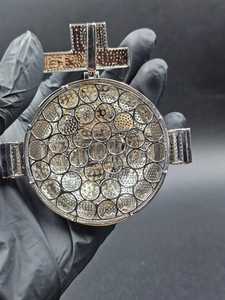 Pendentif Hip Hop Dvars Diamond entièrement serti de moissanite, « Le Monde m'appartient », en argent sterling 925 plaqué or 18 carats, breloque de luxe pour homme - Product Image 2