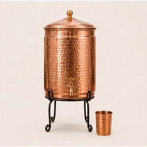 Distributeur d'eau artisanal en cuivre martelé pur avec support et verre, bienfaits ayurvédiques pour la santé, pour la décoration de la maison et du bureau - Product Image 1