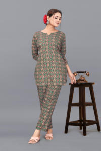 ชุดเซ็ตผ้าโพลีเรยอนพิมพ์ลายสำหรับผู้หญิง สีเขียว เป็นมิตรกับสิ่งแวดล้อม คอกลม คุณภาพสูง คอลเลคชั่นบูติก Kiran Nexus ไซส์ S ถึง 3XL - Product Image 5